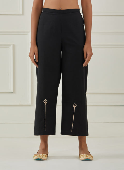 BLACK STRAIGHT PANTS WITH PITTAN LINE FLOWER