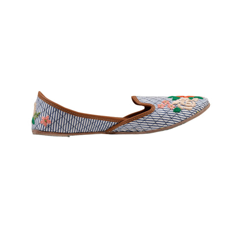 floral jaal leather mojari with sole cushioning.