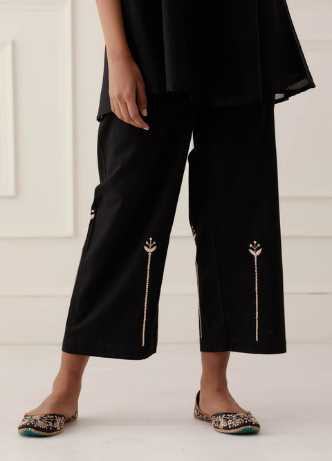 BLACK STRAIGHT PANTS WITH PITTAN LINE FLOWER