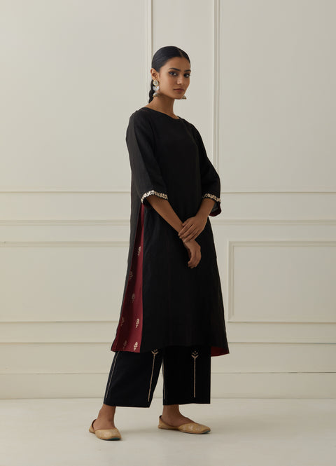 BLACK SIDE PANEL LINEN KURTA